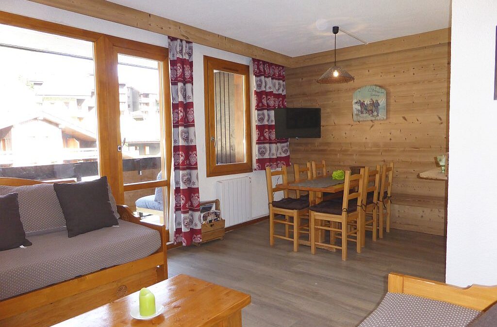 Eethoek bij balkon van appartement Souche 8