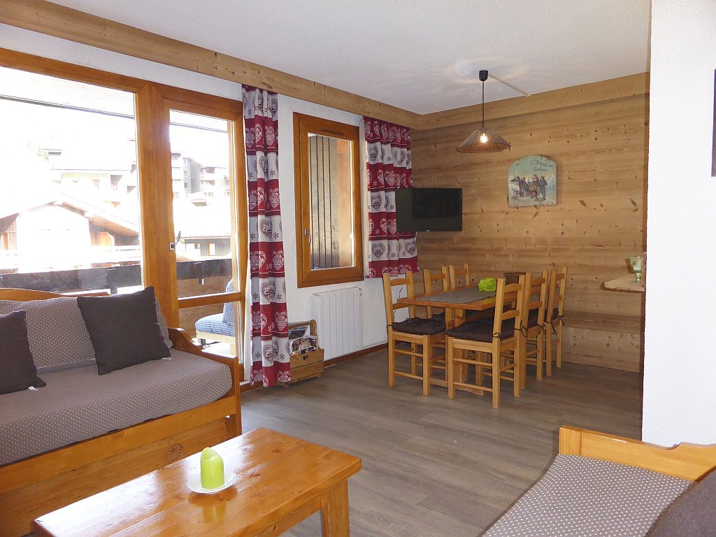 Foto van de eethoek bij het balkon van appartement Souche 8