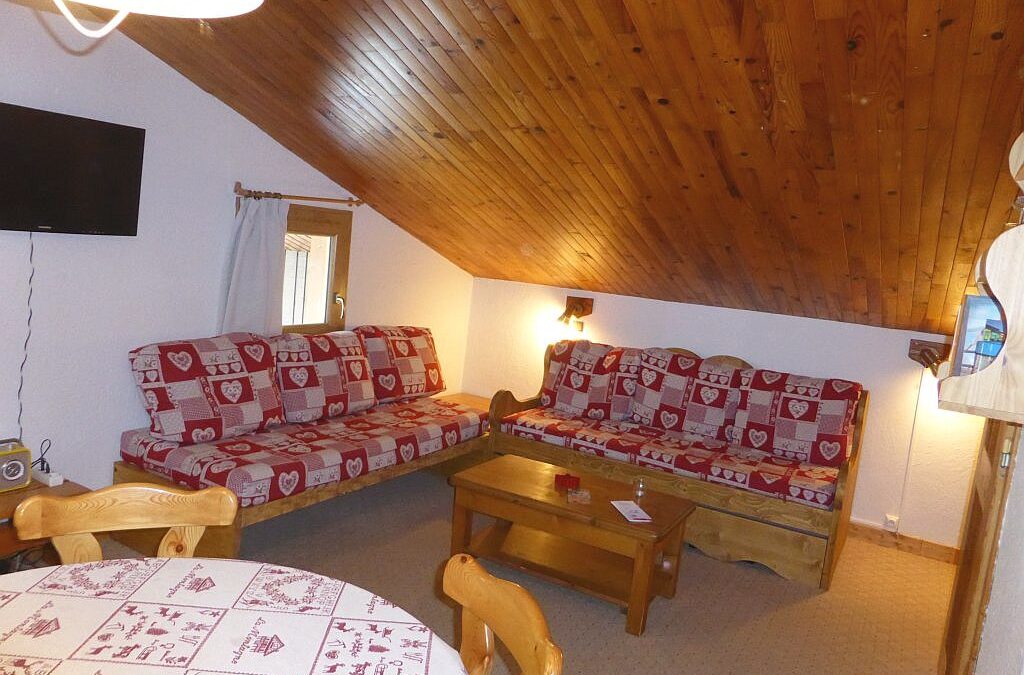 Zithoek met tv van appartement Souche 23