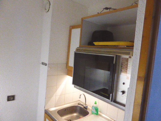 Foto van het aanrecht en apparatuur in de keuken van appartement Souche 9